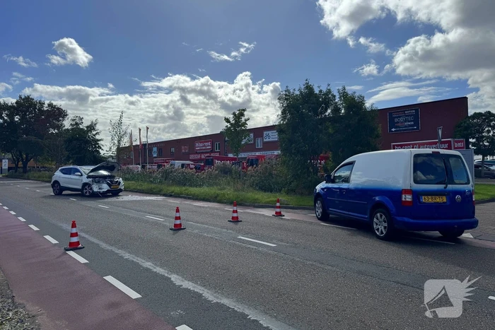 Brand na botsing bij tankstation