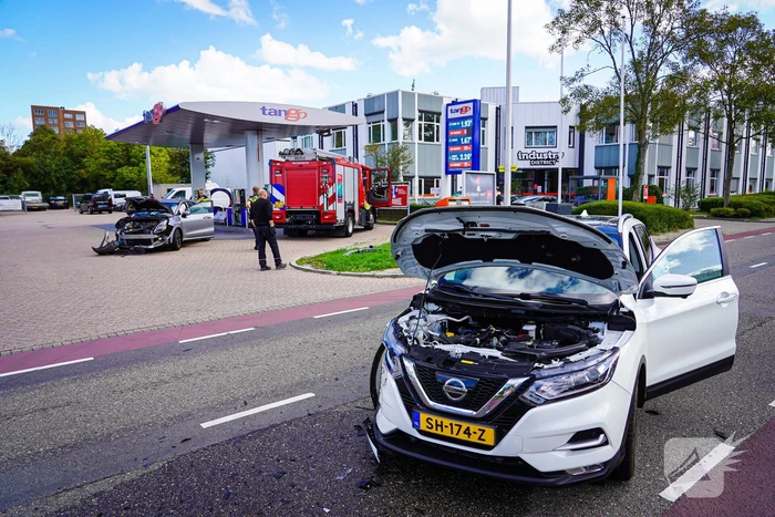 Brand na botsing bij tankstation