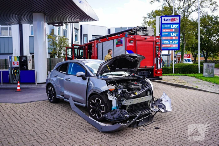 Brand na botsing bij tankstation