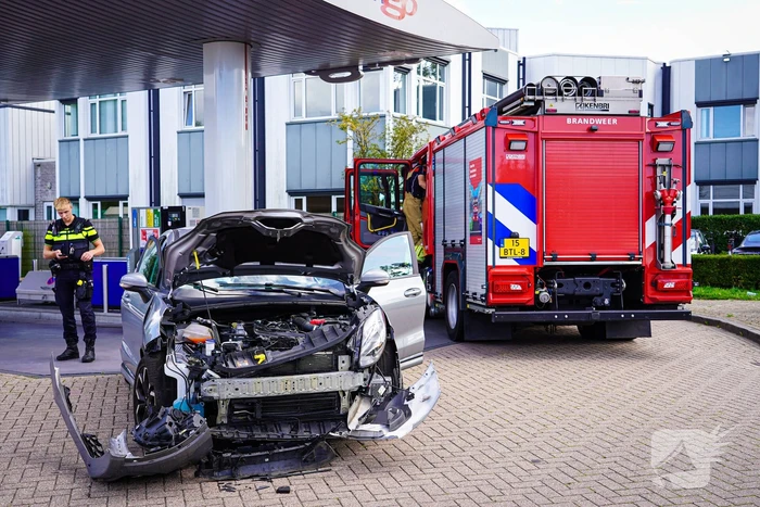 Brand na botsing bij tankstation