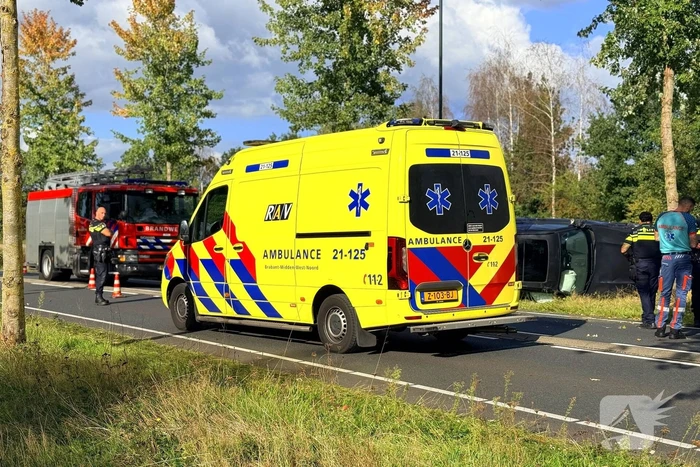 Auto botst tegen boom, bestuurder naar ziekenhuis