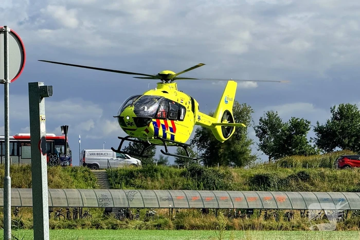 Auto botst tegen boom, bestuurder naar ziekenhuis