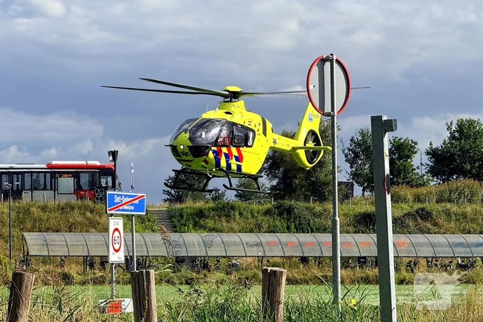 Auto botst tegen boom, bestuurder naar ziekenhuis