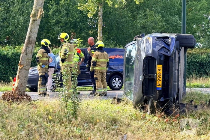 Auto botst tegen boom, bestuurder naar ziekenhuis