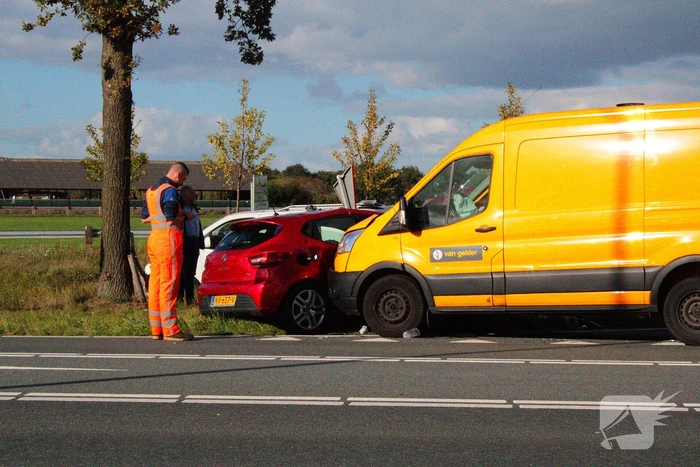 Bestelbus ramt personenauto