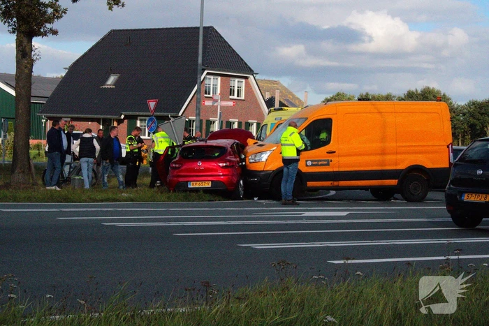Bestelbus ramt personenauto