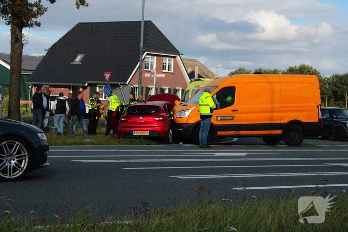 Bestelbus ramt personenauto