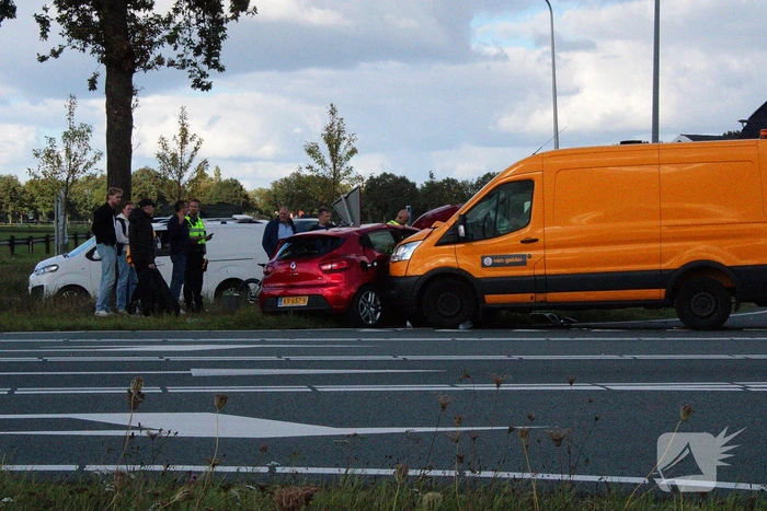 Bestelbus ramt personenauto