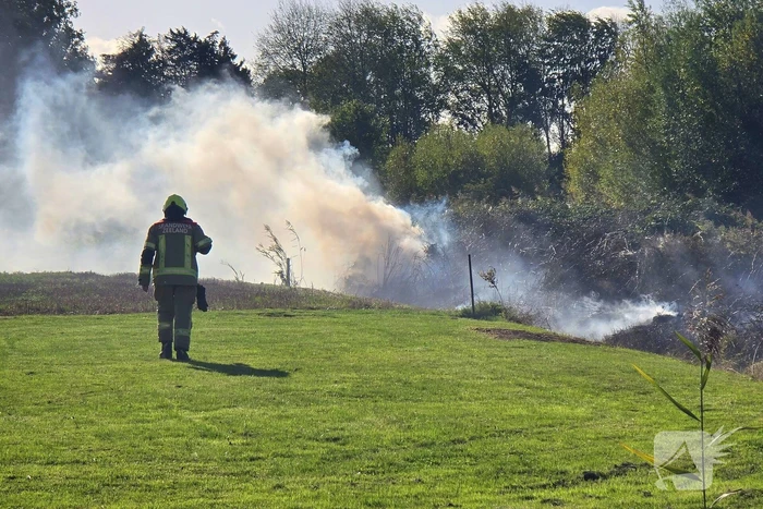 Brand in bramenstruiken zorgt voor hevige rookontwikkeling