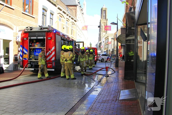 Brand door onkruidverbrander in leegstaand pand