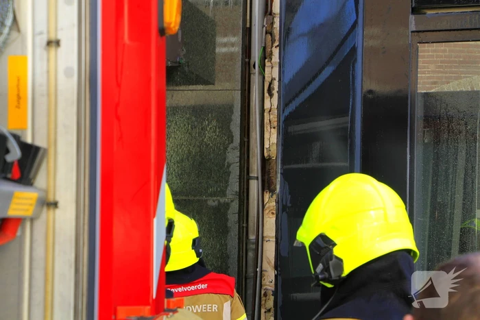 Brand door onkruidverbrander in leegstaand pand