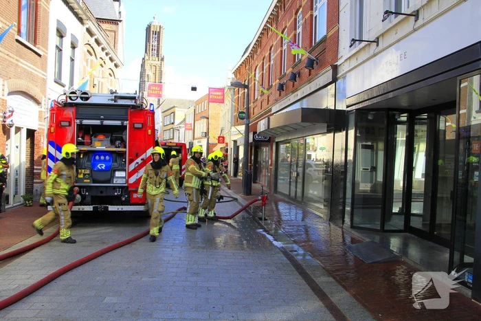 Brand door onkruidverbrander in leegstaand pand