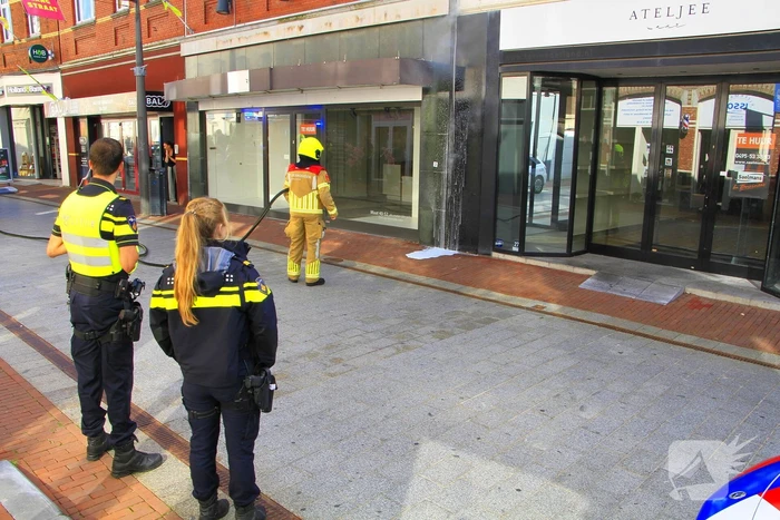 Brand door onkruidverbrander in leegstaand pand