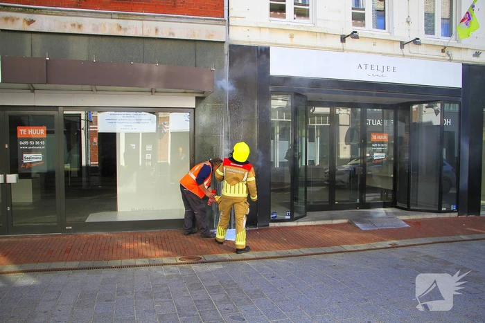 Brand door onkruidverbrander in leegstaand pand