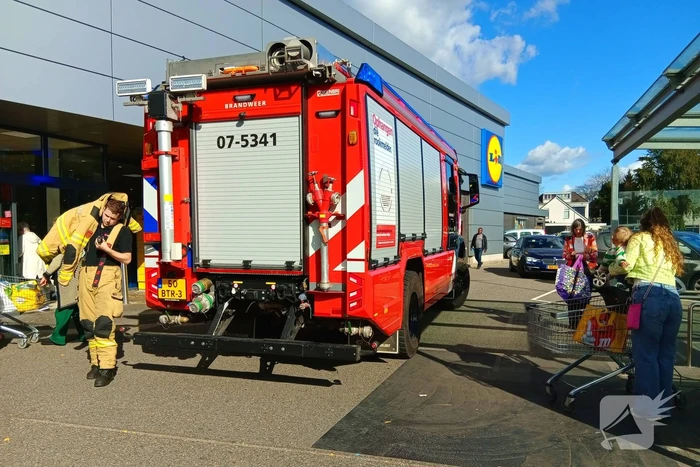 Auto brand geblust door winkelpersoneel