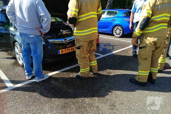 Auto brand geblust door winkelpersoneel