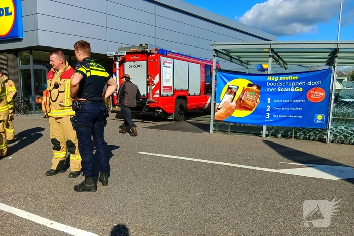 Auto brand geblust door winkelpersoneel