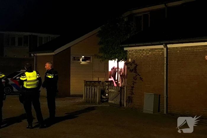 Voordeur vernield door explosie