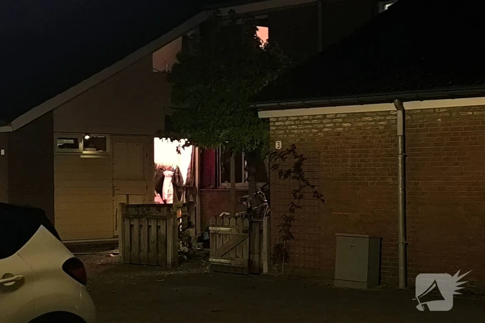Voordeur vernield door explosie