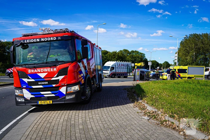 Bestelbus op zijn kant na botsing