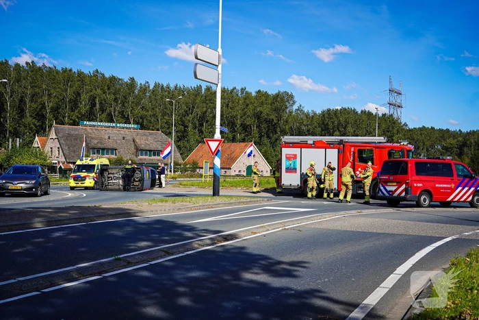 Bestelbus op zijn kant na botsing