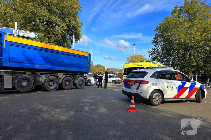 Fietser gewond bij botsing met vrachtwagen