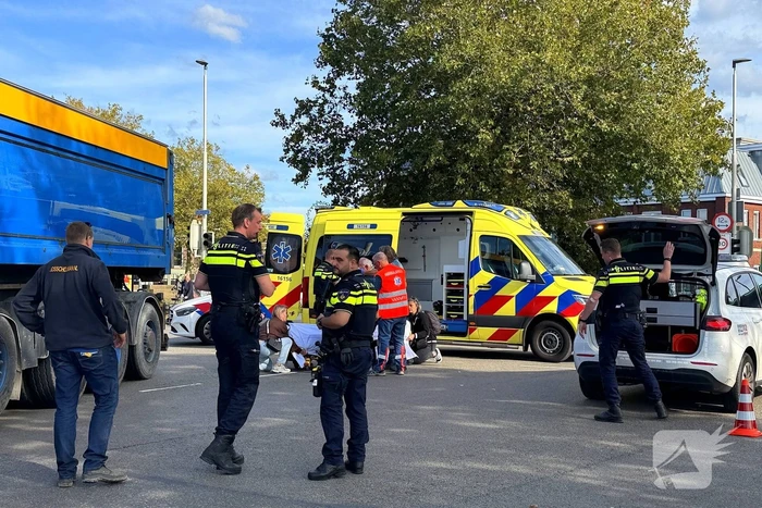 Fietser gewond bij botsing met vrachtwagen