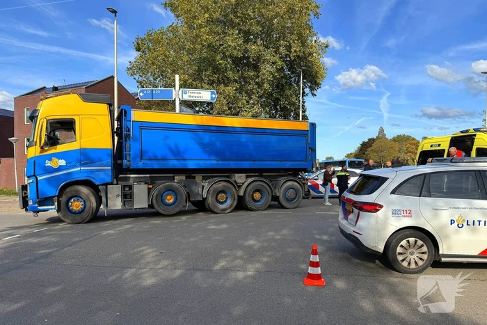 Fietser gewond bij botsing met vrachtwagen