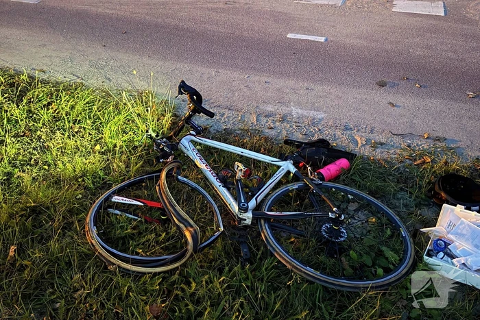 Wielrenner en brommerrijder botsten op fietspad