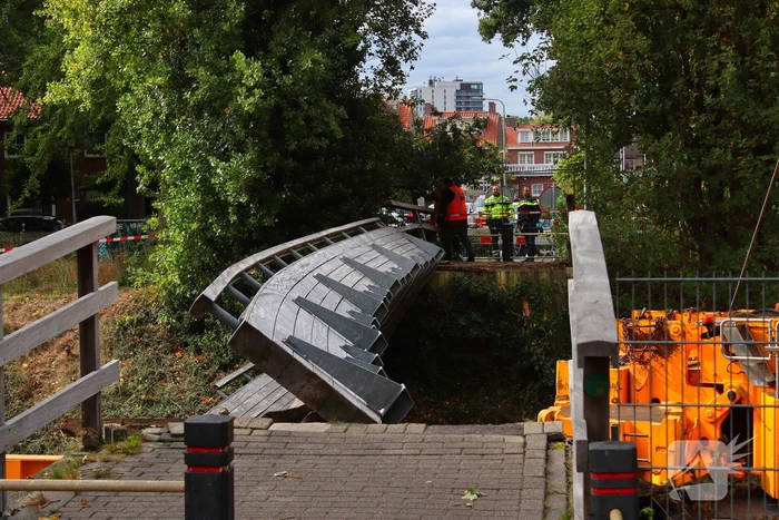 Loopbrug ingestort na aanrijding