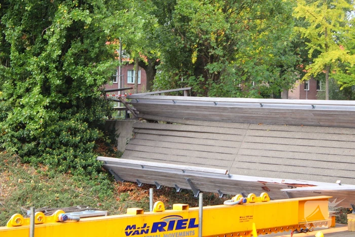 Loopbrug ingestort na aanrijding