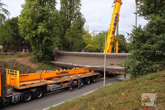 Loopbrug ingestort na aanrijding