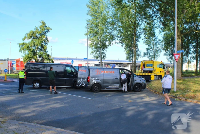 Gewonde bij botsing tussen twee bestelbussen