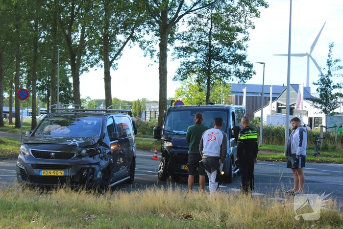 Gewonde bij botsing tussen twee bestelbussen