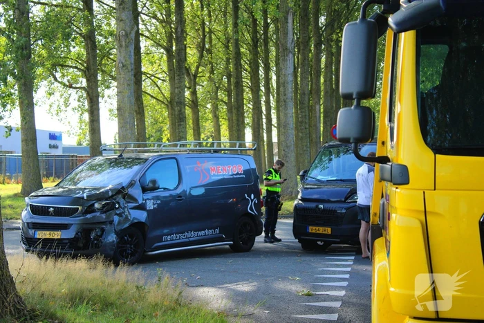 Gewonde bij botsing tussen twee bestelbussen