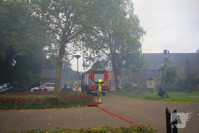 Tuinhuis in vlammen opgegaan