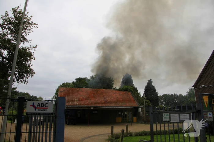 Tuinhuis in vlammen opgegaan