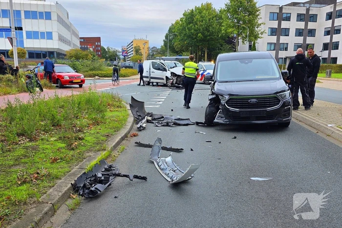 Botsing tussen bestelbussen in Ede