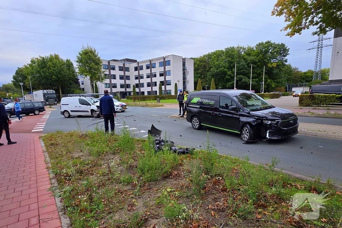 Botsing tussen bestelbussen in Ede