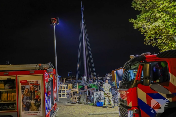 Brandweer redt schip van zinken