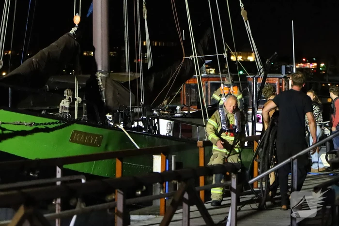 Brandweer redt schip van zinken