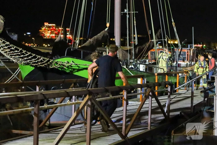 Brandweer redt schip van zinken