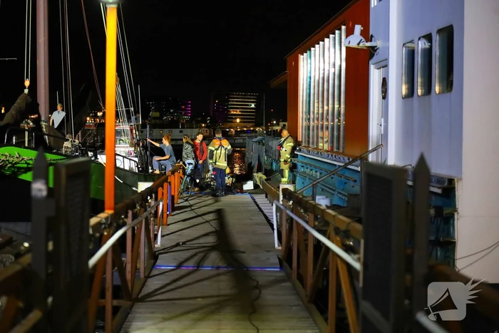Brandweer redt schip van zinken