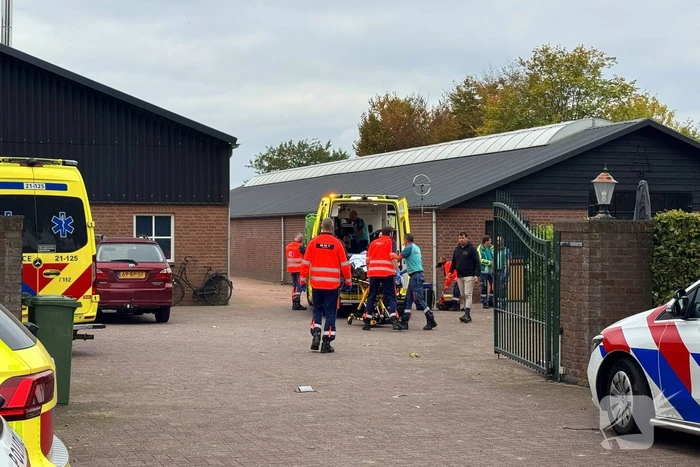 Vrouw zwaargewond na val van paard