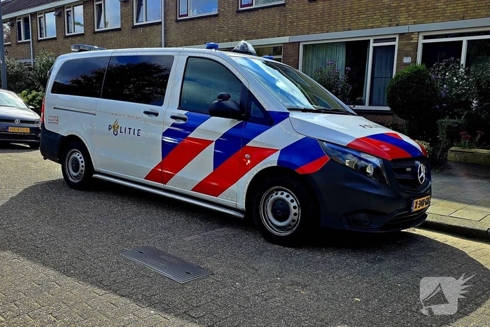 Bestelbus rijdt kind aan en rijdt door