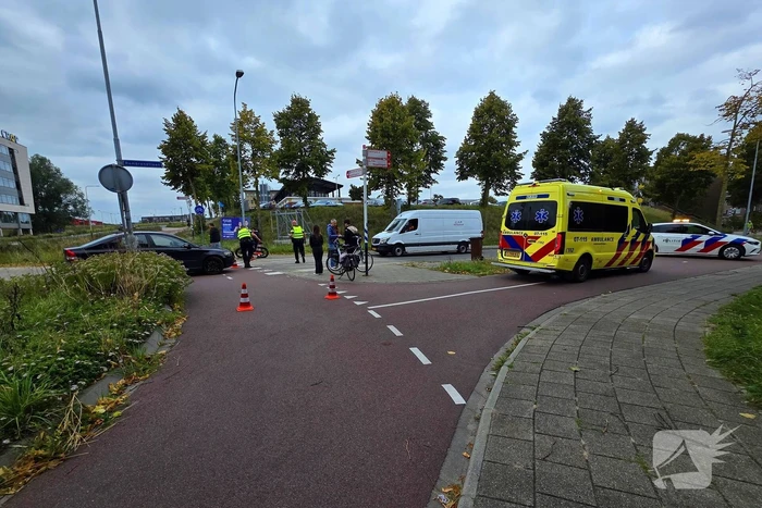 Fietser aangereden door automobilist op rotonde