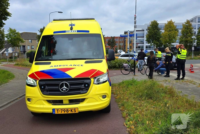 Fietser aangereden door automobilist op rotonde