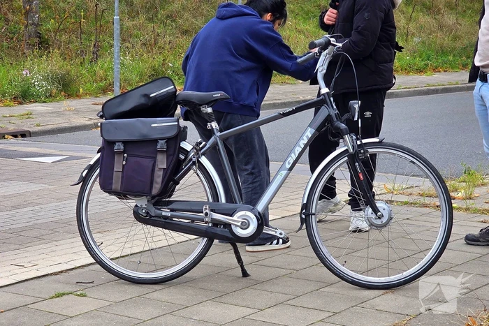 Fietser aangereden door automobilist op rotonde