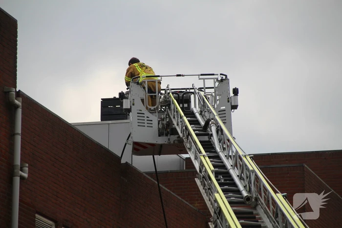 Dakbrand op flatgebouw snel geblust