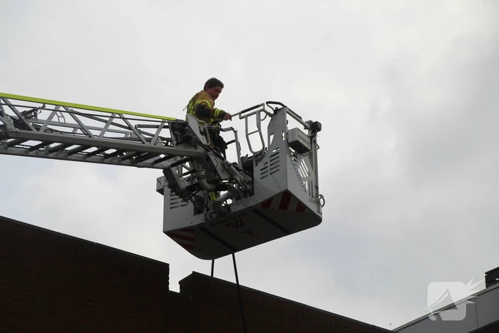 Dakbrand op flatgebouw snel geblust